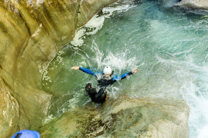 Teilnehmer springt bei einer anspruchsvollen Canyoning-Tour