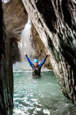 Canyoning-Gruppe durchquert einen Wasserfall bei Lofer