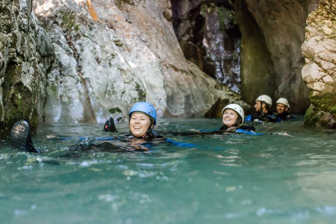 Canyoning-Gruppe klettert durch das Wildwasser einer Schlucht