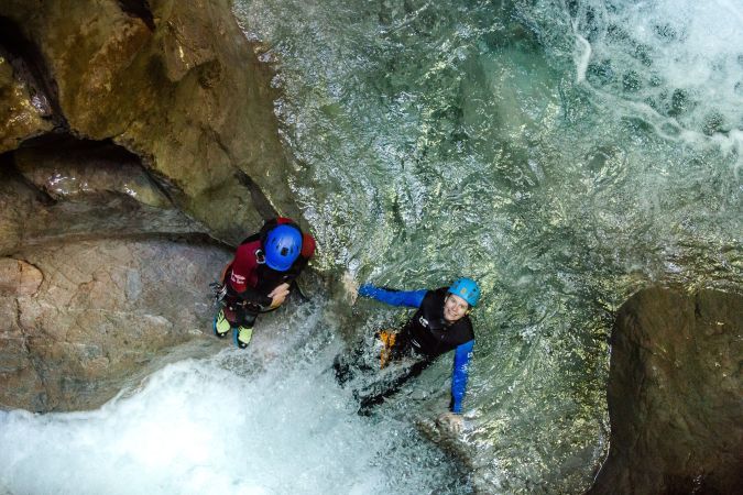 Canyoning-Gruppe klettert durch eine enge Schlucht bei Lofer