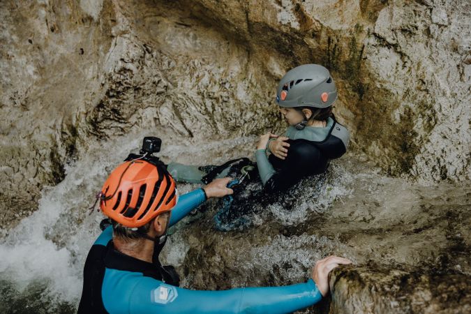 Kind springt bei der Kids-Rock-Tour in einen Naturpool