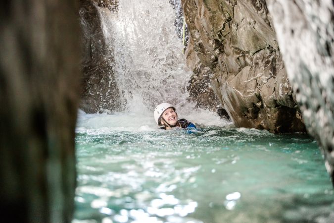 Teilnehmer springt bei der Jump-&-Run-Tour in einen Naturpool