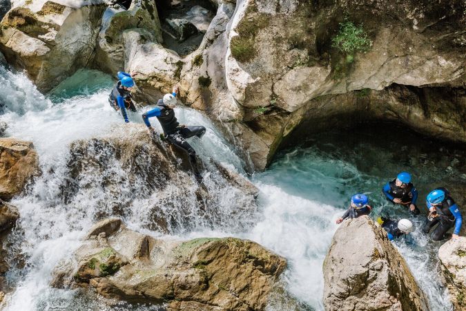 Teilnehmer an einer Sprungstelle in der Schlucht