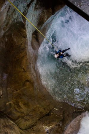 Canyoning-Gruppe im Wildwasser einer alpinen Schlucht