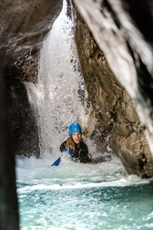 Teilnehmer seilt sich bei Experts Only an einem Wasserfall ab