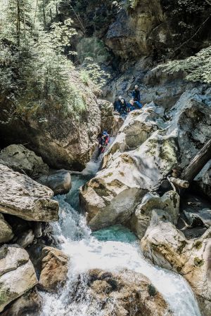 Teilnehmer beim Abseilen in einer Felsenschlucht bei Lofer