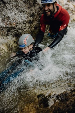 Outdoor Kinder Canyoning Abenteuer in der Schlucht – Base Camp Lofer mit Wasser, Rutsche, Spaß und Bergnatur