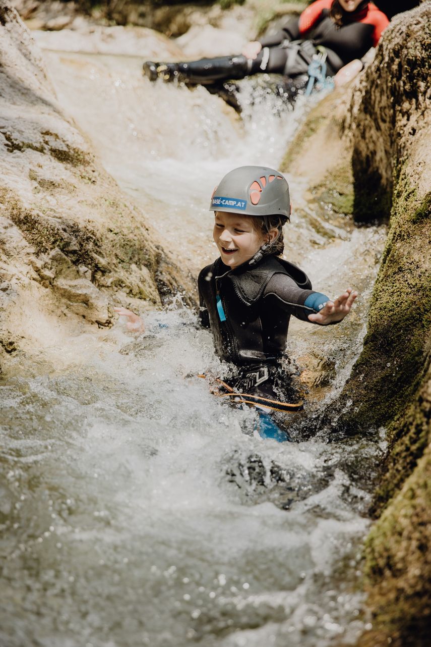 Canyoning-Tour für Familien und Kinder mit Base Camp Lofer – Wildwasser-Abenteuer mit Rutschen und Wasserfällen